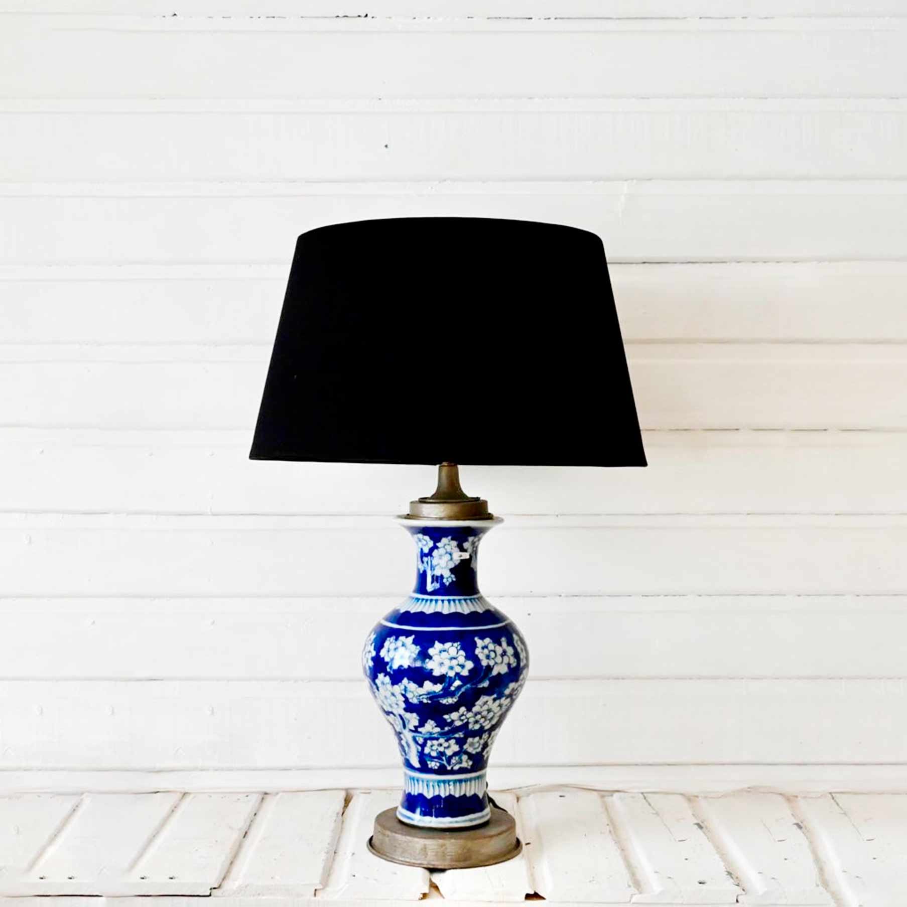 Lámpara de cerámica azul con blanco